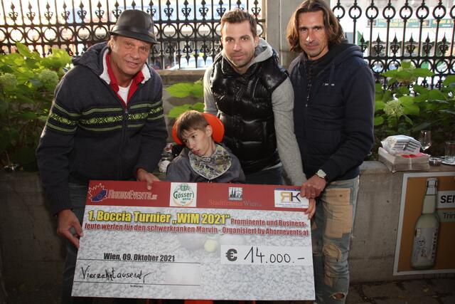 Organsiator Thomas Hetlinger, Marvin, und die Ex-Kicker Andreas Ivanschitz und Michi Hatz bei der Spendenübergabe. | Foto: Robert Ott