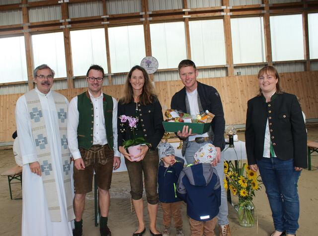 Martina Spitzbart (Ortsbäuerin, re.) und Andreas Austaller (Bauernbund-Obmann, 2.v.li.) dankten Daniela und Harald Meitner (Mitte) für die Location und Pater Johannes (li.) für die Feier der Heiligen Messe. | Foto: Margot Steinmaier