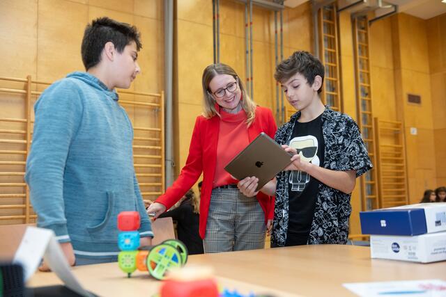 Bei der EU Code Week zeigten die Schüler der MSi Feuerbachstraße ihr Können im Programmieren und Coding. Bundesministerin Margarete Schramböck (m.) war vom spielerischen Unterricht begeistert. | Foto: Philipp Hartberger