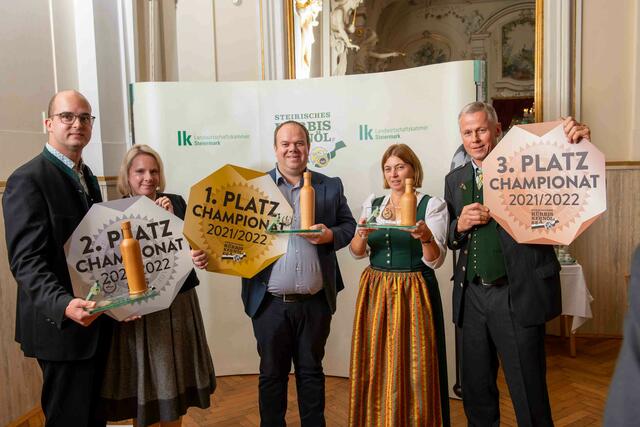 Die strahlenden Sieger des Kürbiskernöl-Championats 2021/22: Gerald und Bianca Malli (2. Platz), Andreas Lückl (Champion), Andrea und Karl Koch (3. Platz) (v.l.n.r.)