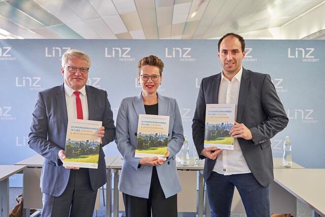 Bürgermeister Klaus Luger und Umweltreferentin Eva Schobesberger sind stolz über das neue von Klimakoordinator Oliver Schrot (im Bild rechts) erstellte Sonderheft „Klimamaßnahmen in Linz“ | Foto: Brugger/Stadt Linz