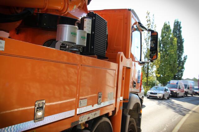 Verstörende Perspektive: Auf Höhe des Pfarramts ist der Gehsteig zur St. Georgener Volksschule kaum einen Meter breit - und jeder vorbeidonnernden LKW nur eine Kinderarmlänge entfernt. Ein Rempler kann tödlich hier sein. | Foto: Eckhart Herbe