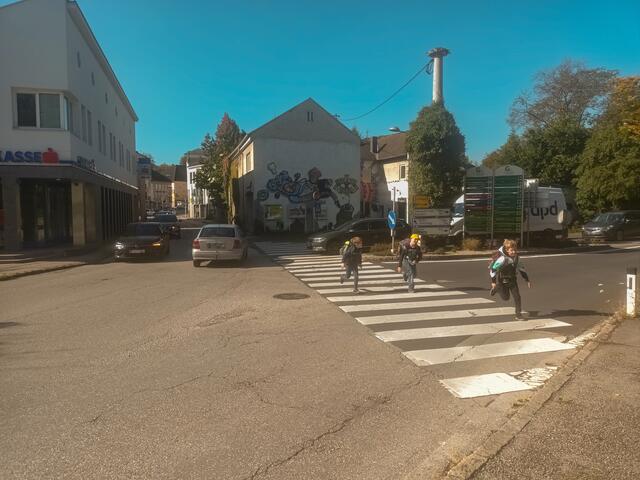 Wieder geschafft: Auf der für Fußgänger wie Autofahrer unübersichtlichen St. Georgener Sparkassenkreuzung wird die Straßenquerung für Schüler zum täglichen Risiko. | Foto: Eckhart Herbe