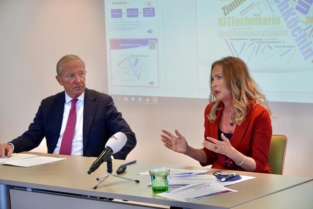 Landeshauptmann Wilfried Haslaue und Jacqueline Beyer, Landesgeschäftsführerin des Arbeitsmarktservice Salzburg.