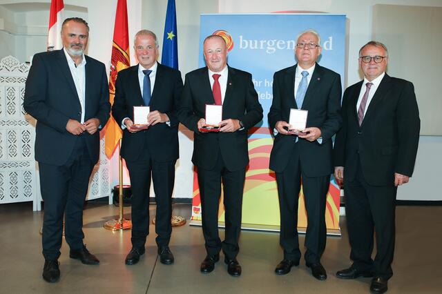 LH Hans Peter Doskozil zeichnete Generalleutnant i.R. Bernhard Bair (2.v.r.), General i.R. Günter Höfler (3.v.l.) und Generalleutnant Johann Luif (2.v.l.) mit dem Komturkreuz des Landes Burgenland aus, LH a.D. Hans Niessl gratulierte den Geehrten. | Foto: Bgld. Landesmedienservice
