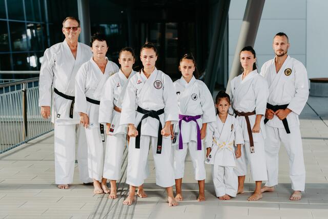 Ein unbesiegbares Team: Trainer Erhard &amp; Marianne Kellner mit Isra, Funda, Sima, Hilal, Filis und Ferdin Celo – ihre Erfolge sprechen für sich. | Foto: Matthias Streibel