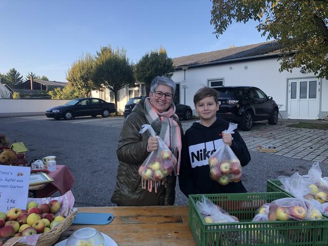 Bürgermesiterin Ulrike Kitzinger ist von der Idee des Flohmarkts begeistert und freut sich über den Erfolg der ersten Veranstaltung in der Sportplatzgasse. | Foto: Sigleß