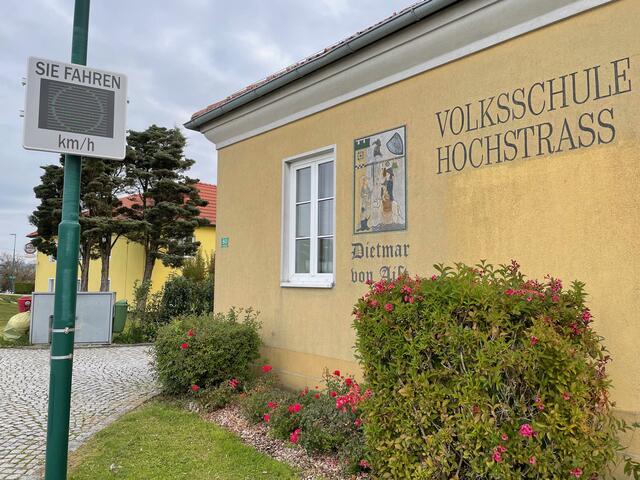Die Volksschule Hochstraß in Ried liegt direkt neben der B123. Gerade in der dunklen, nebligen Jahreszeit könnten hier schon 50 km/h zu schnell sein. | Foto: BezirksRundschau