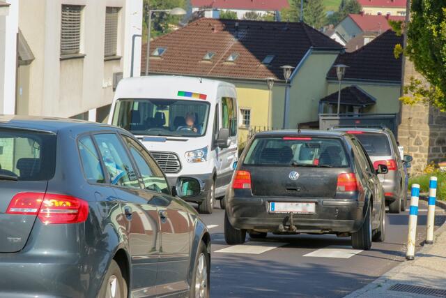 Freitagmittag: Wo am Morgen Schülerlotsen sichern, ist der Zebrastreifen direkt bei der St. Georgener Volksschule zu anderen Stoßzeiten ein weiterer Gefahrenhotspot für die Kinder. | Foto: Eckhart Herbe