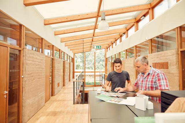 Schon in der Bauweise setzt das Kommunikationshaus gugler* auf viele ökologische Rohstoffe bzw. auf recycelbares Material. Alle Geschichten: www.durchstarter21.at