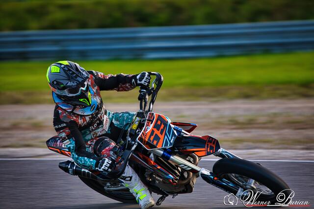 Der Rainbacher Supermoto-Pilot Rudi Bauer kürte sich zum Staatsmeister.