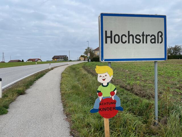 Die Bewohner der Rieder Ortschaften an der B123 klagen schon lange über starken Verkehr. In Hochstraß verschärfen unübersichtliche Kurven die Gefahr für Schulkinder. | Foto: BezirksRundschau