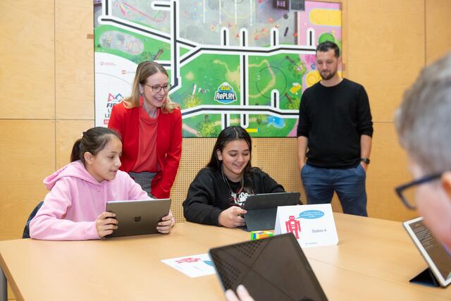 Bei der EU Code Week zeigten die Schüler der MSi Feuerbachstraße ihr Können im Programmieren und Coding. Bundesministerin Margarete Schramböck (2.v.l.) war vom spielerischen Unterricht begeistert. | Foto: Philipp Hartberger