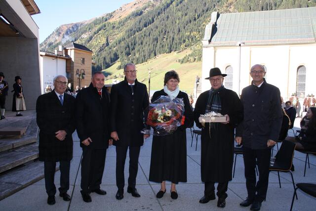 Herbert Aloys (Obmann Pfarrgemeinderat und Pfarrkirchenrat und Altbürgermeister von Ischgl), Vizebürgermeister Emil Zangerl, Bgm. Werner Kurz, Pfarrhaushälterin Eva-Maria Fix, Pfarrer Michael Stieber und Landesrat Anton Mattle. 
 | Foto: Elisabeth Zangerl
