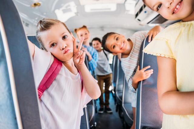 Im vergangenen Jahr war die Kritik an überfüllten Schulbussen groß. Seitdem hat sich die Situation verbessert. | Foto:  Panthermedia/AllaSerebrina – Symbolfoto