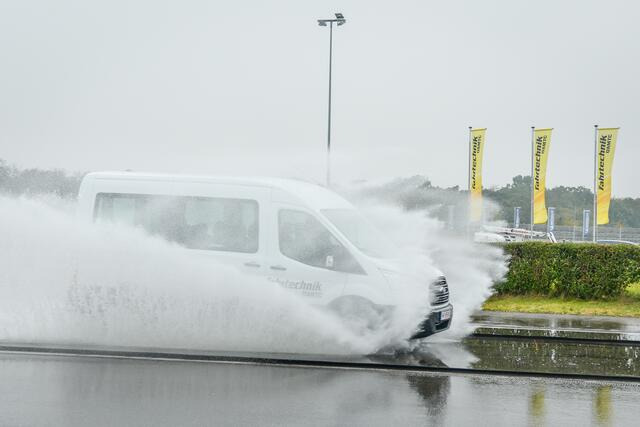 Bei den verschiedenen Übungen gingen Jugendliche an die Grenzen der Fahrphysik | Foto: ÖAMTC/APA-Fotoservice/Haslinger