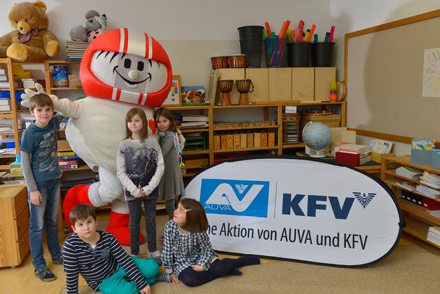 Helmi hat "höchstpersönlich" in der Volksschule Frohnleiten vorbeigeschaut. | Foto: AUVA+KFV