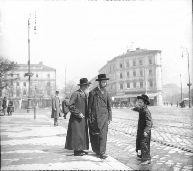 Reise in die Vergangenheit: In der Brigittenau lebten einst zahlreiche orthodoxe Juden – wie hier am Gaußplatz 1918.
 | Foto: ÖNB