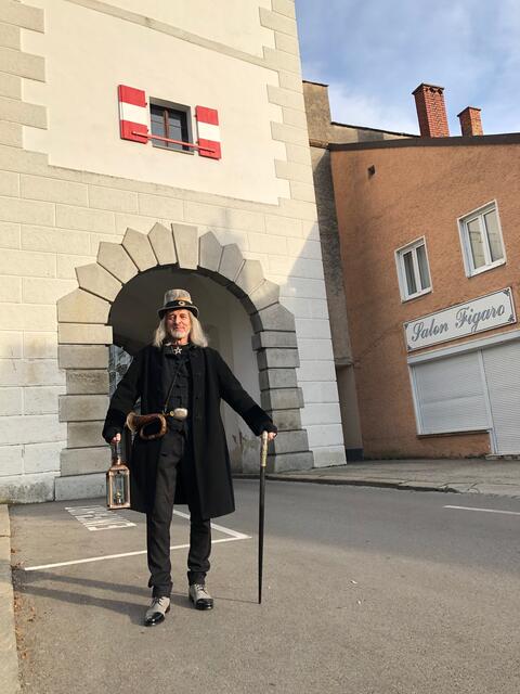 Hubert Krexhammer führt bei seiner Halloween Gruseltour als Nachtwächter durch Wels. | Foto: BRS