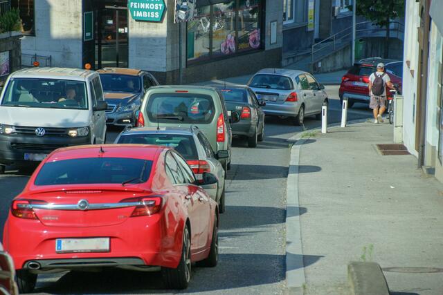 Lebensgefährlicher , aber oft genutzter Abschneider:  An der St. Georgener Marktplatzeinfahrt queren auch im dichten Stoßverkehr Schüler oft in der schmalen Kurve die dicht befahrene Pleschinger Landesstraße. | Foto: Eckhart Herbe