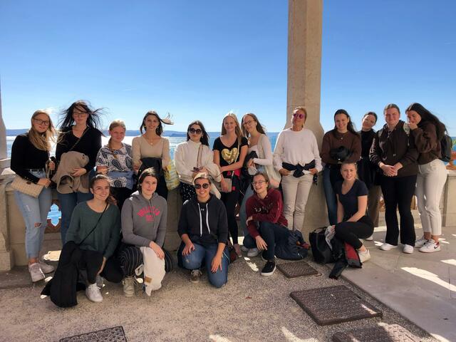 Sonne, Wind und Meer: die Schülerinnen der HLW Leoben in Triest.