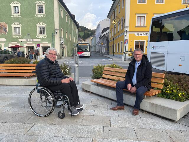 Peter Fuchsberger und Georg Gappmayer, hinten ihnen die Amtsgasse. Diese ist Teil des Verkehrskonzeptes, und wird noch angegangen werden.