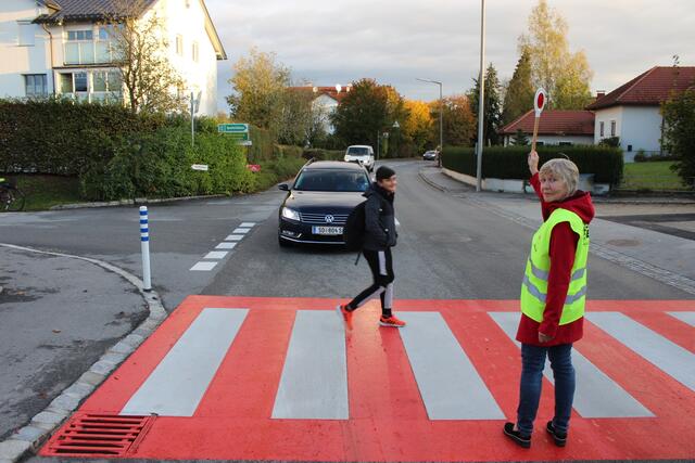 15 Schülerlotsen wie Marie-Luise Pichler sorgen in Andorf in der Rathaus- und der Taufkirchner Straße für Sicherheit am Schulweg. | Foto: Gemeinde Andorf