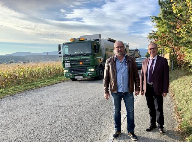 Gerhard Windbichler und Rupert Dworak beim frisch sanierten Mautweg. | Foto: Stadtgemeinde Ternitz