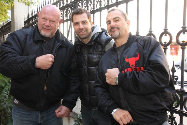 Wrestler Michael Kovac (r.), Kicker Andi Ivanschitz (M.) und Kraftlackl Franz Schlederer | Foto: Robert Ott