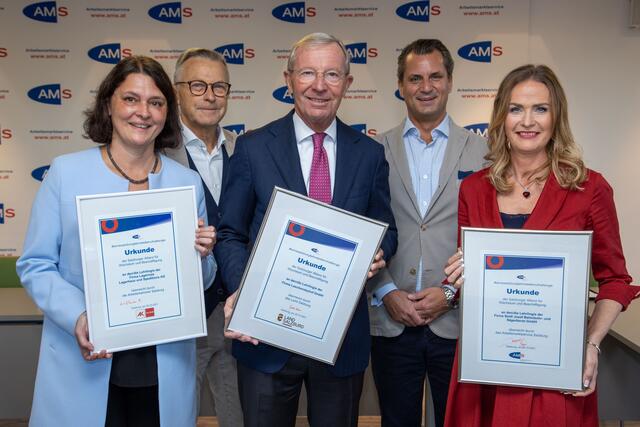Präsentieren die Gewinner der Lehrstellen-Challenge: (v.l.): Hilla Lindhuber, Leiterin der Arbeiterkammer-Bildungsabteilung, Peter Buchmüller, Präsident der Wirtschaftskammer Salzburg, Landeshauptmann Wilfried Haslauer, Peter Unterkofler, Präsident der Industriellenvereinigung Salzburg und Jacqueline Beyer, Landesgeschäftsführerin des Arbeitsmarktservice Salzburg.