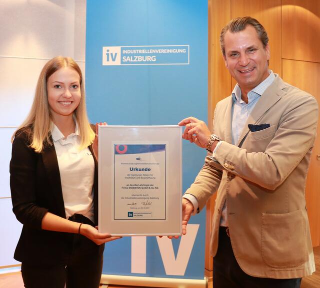 Lehrling Sofie Furtner, 18 Jahre, Technischer Einkauf bei der Firma Sigmatek, übernahm auch stellvertretend für ihre Kollegen Martin Schauer und Sebastian Schindlauer die Auszeichnung von IV-Präsident Peter Unterkofler.
