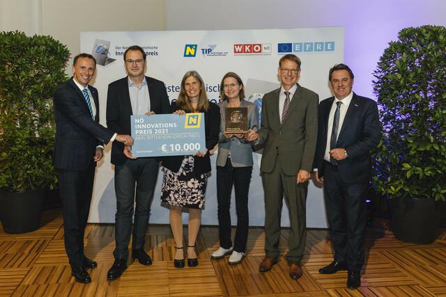 Wirtschaftslandesrat Jochen Danninger, Gerd Schatzmayr, Gudrun Vogtentanz, Eva Maria Binder, Franz Waxenecker (alle Biomin GmbH) und Wirtschaftskammer NÖ-Präsident Wolfgang Ecker
