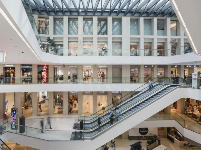 Unfall eines jungen Mannes auf der Rolltreppe