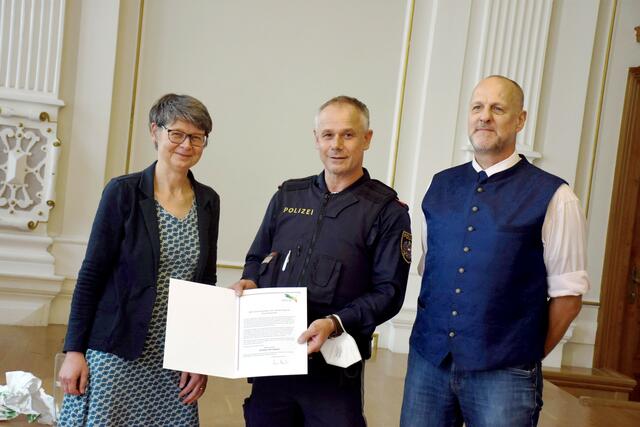 Günther Kormesser wurde von Silvia Nossek für seine Verdienste um den 18. Bezirk geehrt. | Foto: BV18