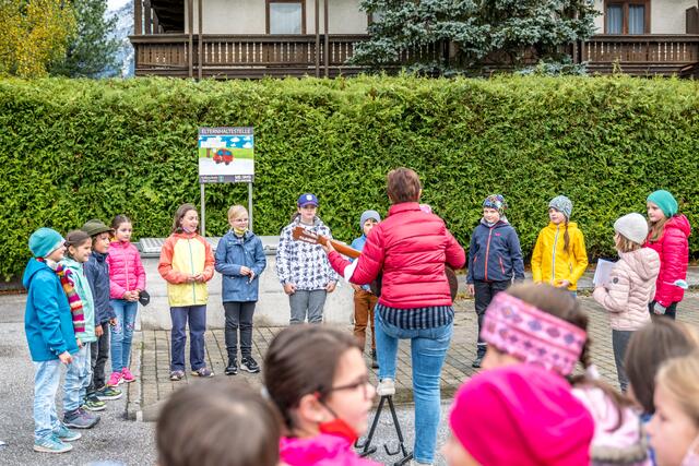 Gemeinsam, sicher und mit Spaß zur Schule lautete ein Lied der Schüler. | Foto: Ronny Katsch