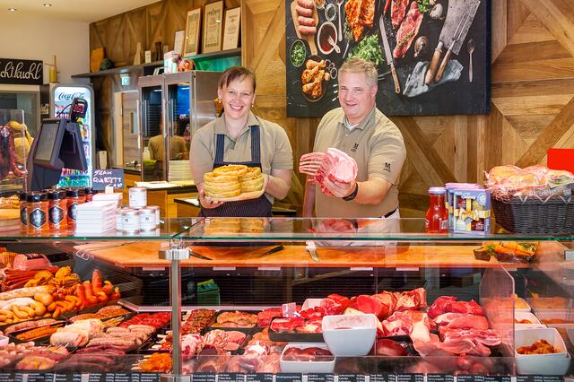 Die Gewinner des WOCHE-Regionalitätspreis 2021: Brigitte und Josef Mosshammer haben mit ihrer Fleischerei sowohl das Grazer Publikum und als auch die Fachjury überzeugt. | Foto: Foto Jörgler