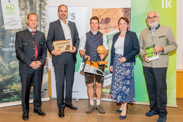 Forstdirektor Werner Löffler, Alexander Hembach (Firma Stihl), bester Forstwirtschaftsmeister Lukas Spenger, LK NÖ-Vizepräsidentin Andrea Wagner und Waldwirtschaftslehrer a.D. Herbert Grulich. | Foto: LK NÖ/Georg Pomaßl