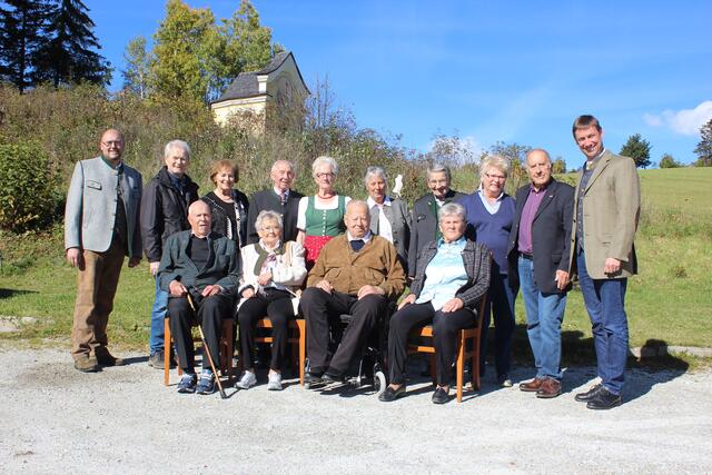 Die Jubilare mit Bürgermeister Andreas Kaier (re.) und  Vizebürgermeister Hans Josef Kren (li.).
Sitzend von links: Adi Breitschädel mit Gattin Gertrude (sie 80. Geburtstag), Leonhard Jeßner mit Gattin Eflriede (sie steht rechts hinter ihm, er 80. Geburtstag), Stephanie Grießner (90. Geburtstag); stehend von links: Vizebgm. Hans Josef Kren, Fritz Moser und Gattin Katharina (er 80. Geburtstag), Hubert Ellmer und Gattin Annemarie (er 90. Geburtstag), Elfriede Jeßner, Aloisia Lassacher (80. Geburtstag), Gertrude und Hermann Hobodides (er 80. Geburtstag), Bgm. Andreas Kaiser. | Foto: Gemeinde Mariapfarr