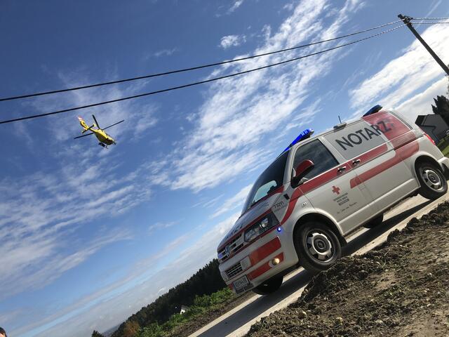 Der Notarzteinsatzwagen Voitsberg und der Rettungshubschrauber waren im Einsatz. | Foto: Rotes Kreuz/Hausegger