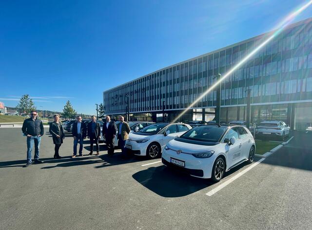 Fahrzeugübergabe vor dem Ringana-Campus: Ab sofort wird bei der Mobilität voll auf die Kraft der Sonne gesetzt.