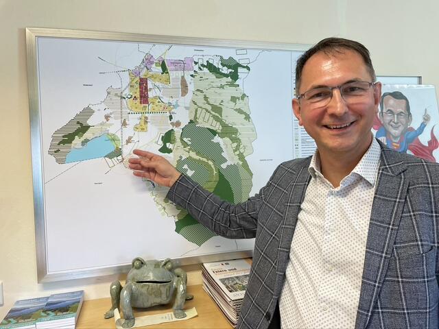 Bürgermeister Adi Rieger will die Wallersee-Ostbucht aufwerten. | Foto: Gertraud Kleemayr