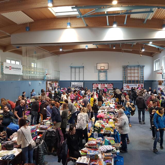 Beim Kindersachenflohmarkt des Familienbundes können preisgünstig gut erhaltene Artikel erworben werden.  | Foto: OÖ Familienbund