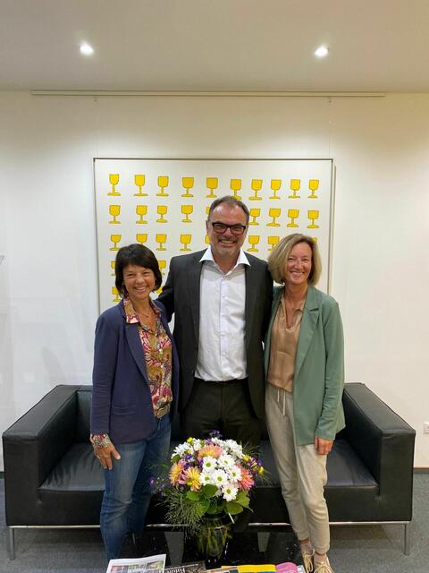 Geschäftsführerin galerie gugging Nina Katschnig, Raiffeisen-Geschäftsleiter Thomas Kriz sowie Assistant Managerin Gerti Hacker | Foto: Raiffeisen