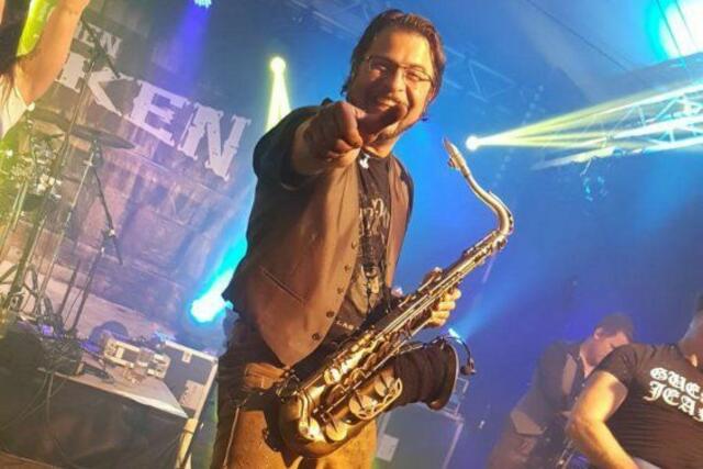 Musik, Musik... Harald Brandner spielt Saxophon und managt mit seiner Musikagentur "Harro Musik" die Band. | Foto: Die Glorreichen Halunken