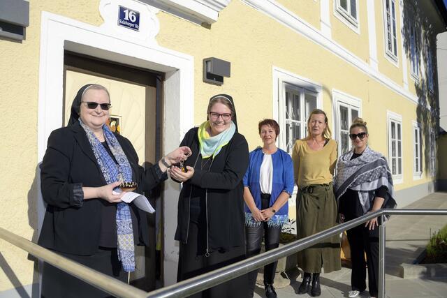  Sr. Angelika Gartenauer, Sr. Ida Vorel, Burgi Strasser, Petra Pöltner und Claudia Eicher bei der Schlüsselübergabe (v.l.).  | Foto: Ralph Fischbacher