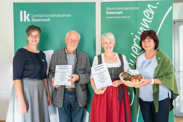 Top: Gold-Siegerin Elisabeth Nuster (2.v.r.) und Anton Lanz (Vater von Markus Lanz) mit ihren Gratulantinnen Landesbäuerin Viktoria Brandner (l.) und Verkostungschefin Eva Lipp (r.) | Foto: LK-Danner