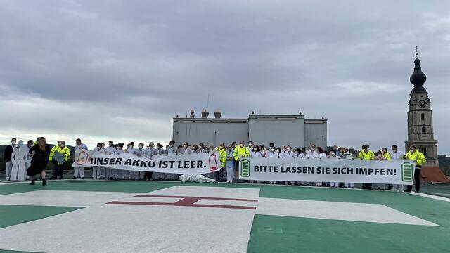 Mit der Protestaktion will das Krankenhauspersonal in Braunau auf die Impfung hinweisen. | Foto: Haindl