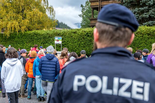 Um auf dem Schulweg so sicher wie möglich unterwegs zu sein, sollten die Eltern mit den Kindern gemeinsam üben. | Foto: Ronny Katsch