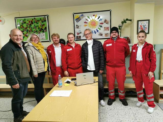 Helmut Haslinger (l.), Vizebürgermeisterin Birgit Peham-Riedelsbeger, Amtsarzt Robert Schweighofer (Mitte) und Rot-Kreuz Mitarbeiter. | Foto: Gemeinde St. Willibald