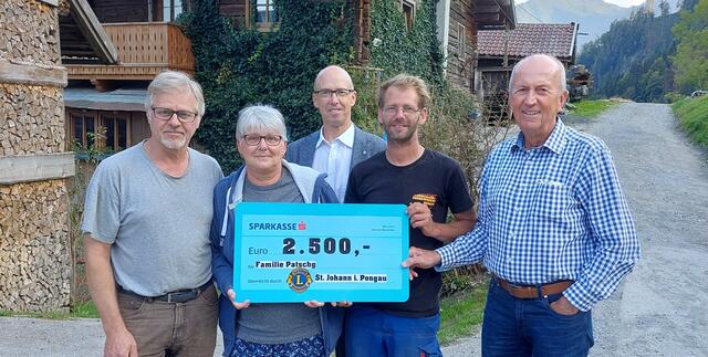Lions Club-Präsident Alfons Wörmer (Mitte) mit Schatzmeister Karl Zwettler (links) und den Unwetteropfern der Familie Patschg. | Foto: Schreyer/Lions Club St. Johann